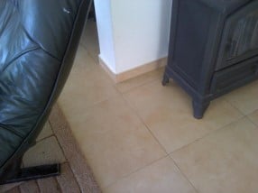 איתור נזילות מים - הספה גורמת לאשליית רטיבות במצלמה התרמית