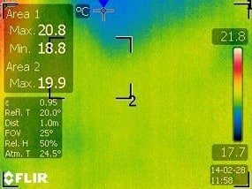 איתור נזילות מים - השתקפות הספה במצלמה התרמית