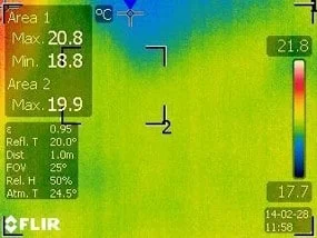 איתור נזילות מים - השתקפות הספה במצלמה התרמית