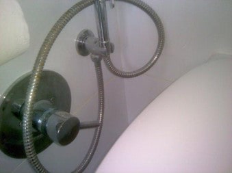 איתור נזילות מים - חרסינה במקלחת יכולה ליצור הטעיית רטיבות למאתר נזילות במצלמה תרמית