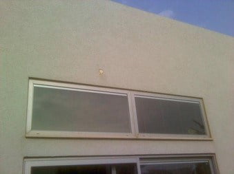 איתור נזילות מים - עננים יכולים ליצור אשליית רטיבות על החלונות בעקבות ההשתקפות שלהם, לכן מאתר הנזילות במצלמה תרמית צריך לשים לזה לב