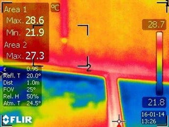 איתור נזילות מים - תמונה תרמית שבה השתקפות העננים על החלונות יוצרת אשליית רטיבות