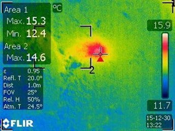 איתור נזילות מים - תמונה ממצלמה תרמית שיוצרת הטעיה של רטיבות בעקבות השתקפות מנורה