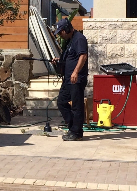מאתר נזילות במהלך בדיקה עם מכשיר שמע אקוסטי