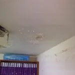 צילום של רטיבות בקיר במהלך ביצוע בדיקה בבית של הלקוח